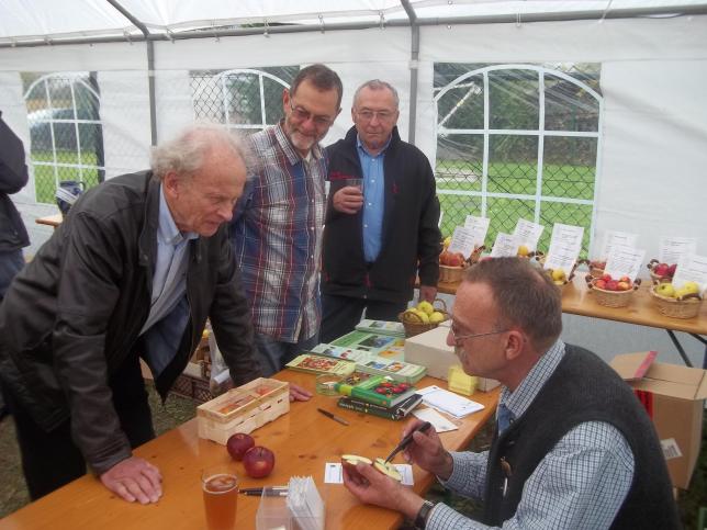 Werner Nussbaum bei der Sortenbestimmung